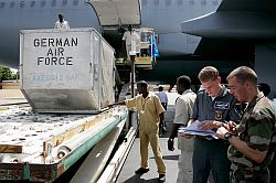 Soldaten der Friedenstruppen der Afrikanischen Union und Bundeswehrsoldaten entladen eine Maschine der Luftwaffen