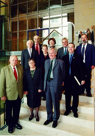 v. l. n. r. Bernd Reuter, MdB, Heidemarie Lüth, MdB, John McAllion, MSP, Hubert Deittert, MdB, Heidemarie Ehlert, MdB, Steve Farrell (Sekretär/Clerk), John Munro, MSP, Dorothy-Grace Elder, MSP, Phil Gallie, MSP, Helmut Wilhelm, MdB