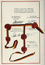 Bild: Vertrag über die deutschfranzösische Freundschaft von 1963. Original mit Adenauers Unterschrift.