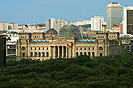 Bild: Das Reichstagsgebäude vor der Kulisse der Hauptstadt.