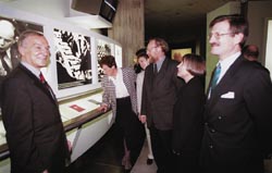 Der Bundestagspräsident und vier der fünf Vizepräsidenten beim ersten Rundgang, v. l. n. r.: Anke Fuchs, Petra Bläss, Wolfgang Thierse, Antje Vollmer und Hermann Otto Solms.