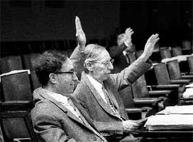 Claus (li.) und Adolf Arndt gemeinsam bei einer Abstimmung im Bundestag.