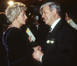 Altbundeskanzler Helmut Schmidt und Annemarie Renger an seinem 65. Geburtstag am 23. Dezember 1983.