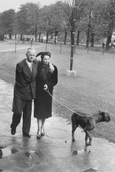 Kurt Schumacher und Annemarie Renger während eines Spazierganges in Bonn 1951.