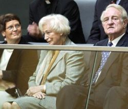 v.l. Bundestagspräsidentin a.D. Rita Süssmuth, Bundestagspräsidentin a.D. Annemarie Renger u. Bundespräsident Johannes Rau im Oktober 2002 auf der Besuchertribüne im Deutschen Bundestag.