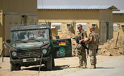 Soldaten stehen im Camp Marmal in Masar-i-Sharif im Norden Afghanistans am Geländewagen "Wolf" der Bundeswehr.