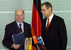 Wehrbeauftragter Robbe (r.) übergibt Bundestagspräsident Lammert den Jahresbericht