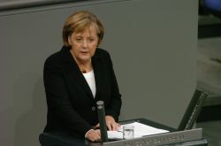 Bundeskanzlerin Angela Merkel hinter dem Rednerpult im Plenum