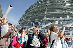 Kinder vor der Reichstagskuppel