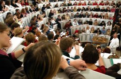 Medizinstudenten sitzen in einer Vorlesung in einem gefüllten Hörsaal eines Institutes fuer Anatomie und Zellbiologie