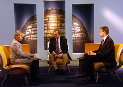 v.l.: Barbara Höll (DIE LINKE.), Moderator Sönke Petersen und Ralf Brauksiepe (CDU/CSU)