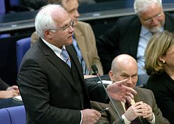 Peter Bleser (CDU/CSU) stellt eine Zusatzfrage im Plenum während der Fragestunde
