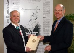 Bundestagspräsident Norbert Lammert übergibt am 16. Januar 2007 den Medienpreis an Robert Birnbaum