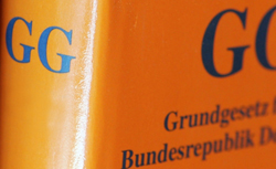 Foto: Bildausschnitt eines Buchrückens und Buchtitels des deutschen Grundgesetzes