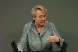 Bundesministerin für Bildung und Forschung Annette Schavan hinter dem Rednerpult des Plenums