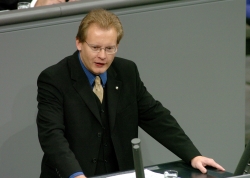 Thomas Dörflinger, CDU/CSU, steht am Rednerpult im Plenarsaal