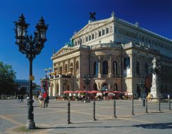 Blick auf ein klassisistisches Opernhaus im Sommer