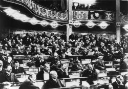 Weimarer Nationalversammlung im Nationaltheater in Weimar (eroeffnet am 6. Februar 1919). Blick auf die Abgeordneten und den 1. Rang mit den Pressevertretern.