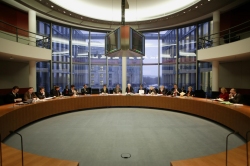 Foto: Ausschusssaal im Paul-Löbe-Haus, Abgeordnete sitzen zusammen, Besuchertribünen