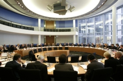 Foto: Ausschusssaal im Paul-Löbe-Haus, Abgeordnete sitzen zusammen, Besuchertribünen
