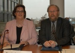 Foto der Konstituierenden Sitzung: Bundestagsvizepräsident und die Vorsitzende des Ausschusses, Kerstin Griese
