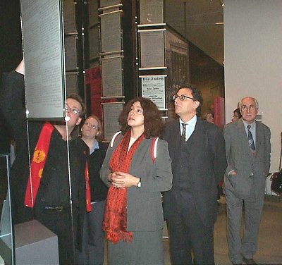 Ausschussmitglieder während der Führung durch das Museum