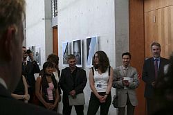 Stipendiatinnen und Stipendiaten des IPP vor Fotos der Ausstellung