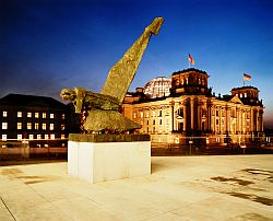 Die abstrakte Skulptur Miracolo, im Hintergrund das beleuchtete Reichstagsgebäude