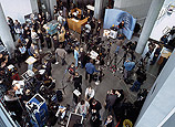 Journalisten, Kameras, Übertragungstechnik vor einem Sitzungssaal des Bundestages.
