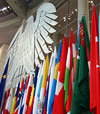  Während einer Tagung stehen im Plenarsaal des Bundestages die Fahnen der Mitgliedstaaten der Organisation für Sicherheit und Zusammenarbeit in Europa. 