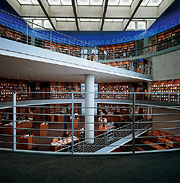 Der große Lesesaal in der Bibliotheksrotunde im Marie-Elisabeth-Lüders-Haus.