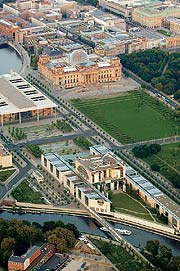 Bild: Antipoden: Der Bundestag und das Kanzleramt im Parlamentsviertel. 