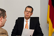 Bild: Der Wehrbeauftragte Reinhold Robbe bei einem Gespräch in seinem Amtszimmer.