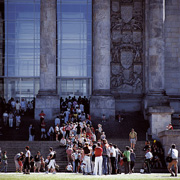 Bild: Das Warten lohnt sich: Besucherschlange vor dem Westeingang des Reichstagsgebäudes.