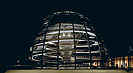 Bild: Die Kuppel des Reichstagsgebäudes bei Nacht.