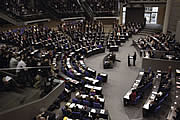 Bild: Am Tag der Abstimmung: Kanzlerin Angela Merkel redet vor dem Bundestag.