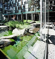 Bild: Wasserlandschaft hinter Glas - Innenhof im Jakob-Kaiser-Haus.