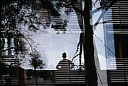 Bild: Silhouette eine Menschen in einer Glasfassade.