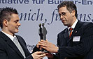 Bild: Sieger in der Kategorie „Junior“: Admir Bucan aus Versmold erhält den Preis von Staatssekretär Gerd Hoofe.