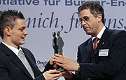 Sieger in der Kategorie „Junior&#8220: Admir Bucan aus Versmold erhält den Preis von Staatssekretär Gerd Hoofe.
