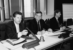 Der neue Vorstandsvorsitzende der Deutschen Bahn AG, Hartmut Mehdorn (rechts), war am 26. Januar zu Gast im Verkehrs- und Bauausschuss. Links im Bild der Ausschussvorsitzende Eduard Oswald.
