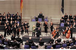 Gedenkstunde: Giora Feidman musiziert mit Mitgliedern des Berliner Philharmonischen Orchesters.