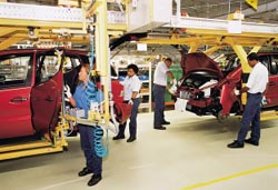 Produktion der Mercedes-Benz A-Klasse in einem Werk in Brasilien.