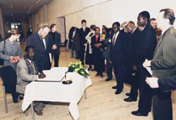 Kameruns Parlamentspräsident trägt sich ins Gästebuch des Deutschen Bundestages ein.