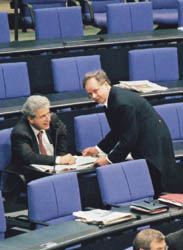 Hermann Rost versorgt die Abgeordneten mit Nachrichten aus der Außenwelt, hier bei Wolfgang Dehnel von der CDU/CSU.