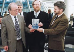 Die Herausgeber, Richard Schröder (l.) und Hans Misselwitz (r.) mit Wolfgang Thierse bei der Buchvorstellung.