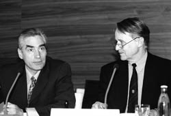 Der rumänische Außenminister Petre Roman (links) war am 5. April zu Gast im Auswärtigen Ausschuss. Rechts im Bild der Ausschussvorsitzende Hans-Ulrich Klose (SPD).