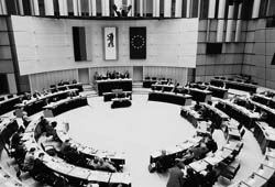 Die Europaausschüsse von Bundestag und Bundesrat veranstalteten am 5. April im Plenarsaal des Berliner Abgeordnetenhauses eine öffentliche Anhörung zur Charta der Grundrechte in der Europäischen Union.