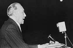 Konrad Adenauer gab eine Regierungserklärung ab