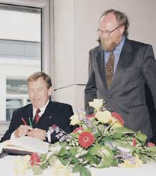Vaclav Havel trägt sich ins Goldene Buch des Bundestages ein